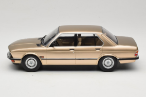 BMW 520i E28 Gold Metallic IXO 1:18 18CMC184 Métal — image 3 sur 6