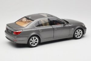 BMW 530i E60 Grey Metallic Revell 1:18 08841 Métal — image 3 sur 8