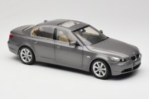 BMW 530i E60 Grey Metallic Revell 1:18 08841 Métal — image 6 sur 8