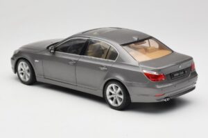 BMW 530i E60 Grey Metallic Revell 1:18 08841 Métal — image 7 sur 8