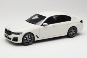 BMW 545e xDrive M-Sport G30 Blanc GT Spirit 1:18 GT496 Résine