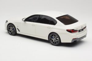 BMW 545e xDrive M-Sport G30 Blanc GT Spirit 1:18 GT496 Résine — image 5 sur 6