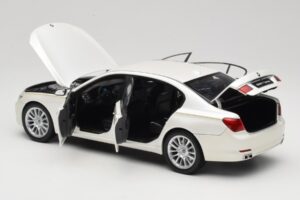 BMW 7 Series F02 760Li Brilliant White Kyosho 1:18 08783BRW Métal — image 5 sur 8