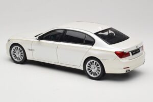 BMW 7 Series F02 760Li Brilliant White Kyosho 1:18 08783BRW Métal — image 7 sur 8