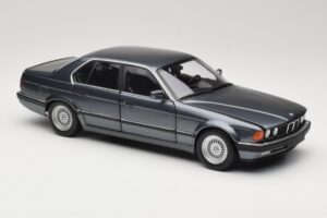 BMW 730i E32 Grey Metallic Minichamps 1:18 100023005 Métal — image 6 sur 8