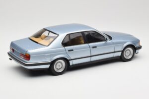 BMW 730i E32 Bleu Clair Métallisé Minichamps 1:18 100023008 Métal — image 3 sur 8