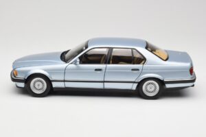 BMW 730i E32 Bleu Clair Métallisé Minichamps 1:18 100023008 Métal — image 4 sur 8