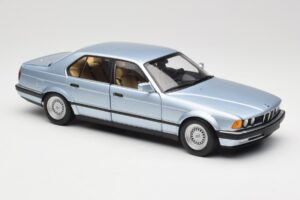 BMW 730i E32 Bleu Clair Métallisé Minichamps 1:18 100023008 Métal — image 6 sur 8