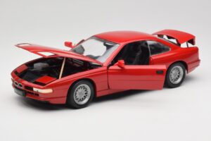 BMW 850Ci E31 Brilliant Red Revell 1:18 8827 Métal — image 2 sur 8
