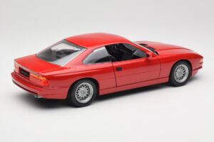 BMW 850Ci E31 Brilliant Red Revell 1:18 8827 Métal — image 3 sur 8