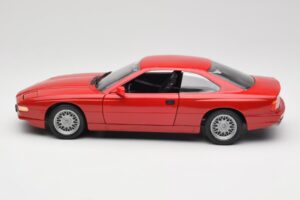 BMW 850Ci E31 Brilliant Red Revell 1:18 8827 Métal — image 4 sur 8