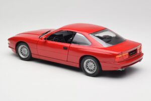 BMW 850Ci E31 Brilliant Red Revell 1:18 8827 Métal — image 7 sur 8