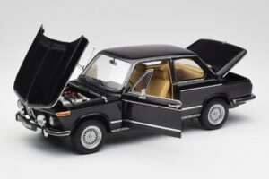 BMW 2002 L E10 Noir AUTOart 1:18 70603 Métal — image 2 sur 8