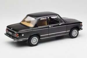 BMW 2002 L E10 Noir AUTOart 1:18 70603 Métal — image 3 sur 8