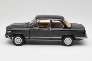 BMW 2002 L E10 Noir AUTOart 1:18 70603 Métal — image 4 sur 8