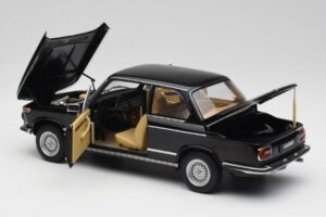 BMW 2002 L E10 Noir AUTOart 1:18 70603 Métal — image 5 sur 8