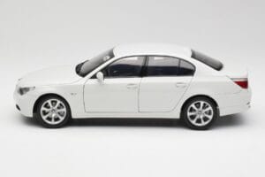 BMW E60 545i Alpine Blanc Kyosho 1:18 08591W Métal — image 4 sur 8