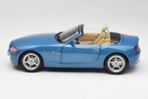 BMW Z4 E85 Maldives Blue Bburago 1:18 34046BLUE Métal — image 4 sur 8