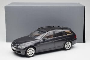 BMW 330i E91 Touring Gris Foncé Kyosho 1:18 80430394360 Métal — image 8 sur 8