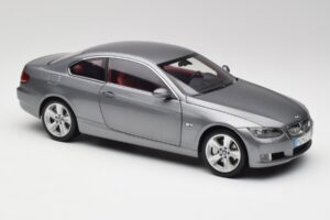 BMW 330i E92 Coupé Gris Métallisé Kyosho 1:18 80430407220 Métal — image 6 sur 8