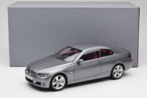 BMW 330i E92 Coupé Gris Métallisé Kyosho 1:18 80430407220 Métal — image 8 sur 8