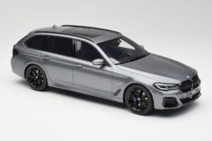 BMW G61 530e M Sport Touring Mineral Gris GT Spirit 1:18 GT485 Résine — image 4 sur 6