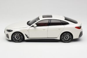 BMW i4 M50 G26 Alpine White Minichamps 1:18 110023011 Métal — image 4 sur 8