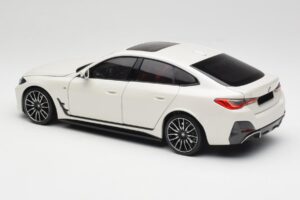 BMW i4 M50 G26 Alpine White Minichamps 1:18 110023011 Métal — image 7 sur 8