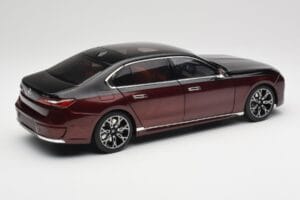 BMW i7 G70 Black & Red Metallic Minichamps 1:18 110023201 Métal — image 3 sur 8