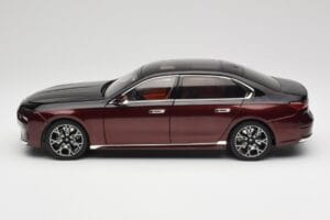 BMW i7 G70 Black & Red Metallic Minichamps 1:18 110023201 Métal — image 4 sur 8
