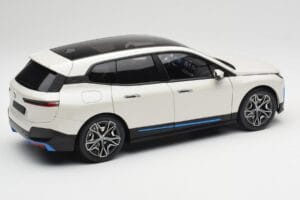BMW iX Alpine White Minichamps 1:18 110023102 Métal — image 3 sur 8
