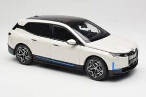 BMW iX Alpine White Minichamps 1:18 110023102 Métal — image 6 sur 8