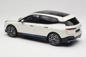 BMW iX Alpine White Minichamps 1:18 110023102 Métal — image 7 sur 8