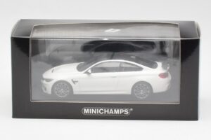 BMW M4 GTS F82 Blanc Avec Jantes Grises Minichamps 1:43 410025221 Métal — image 4 sur 4