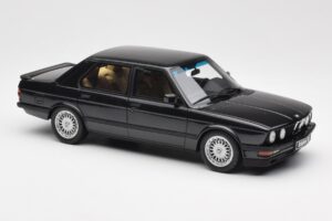 BMW M5 E28 Diamond Noir Otto 1:18 OT184 Résine — image 4 sur 6