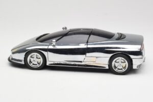 BMW Nazca M12 Chrome Silver Revell 1:18 08916 Métal — image 4 sur 8