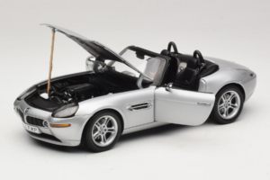 BMW Z8 Argent 007 The World Is Not Enough AUTOart 1:18 70511 Métal — image 2 sur 8