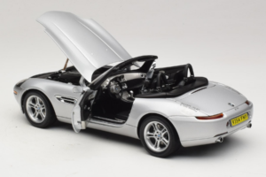 BMW Z8 Argent 007 The World Is Not Enough AUTOart 1:18 70511 Métal — image 5 sur 8