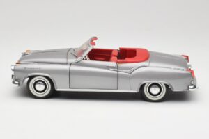 Borgward Isabella Cabriolet Argent Revell 1:18 8411 Métal — image 4 sur 8