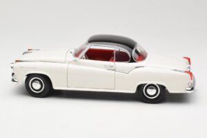 Borgward Isabella Coupé Blanc Revell 1:18 08982-W1 Métal — image 4 sur 8