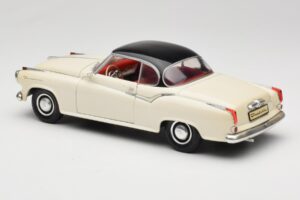 Borgward Isabella Coupé Blanc Revell 1:18 8859 Métal — image 7 sur 8