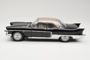 Cadillac Brougham Noir Sun Star 1:18 4001 Métal — image 4 sur 8