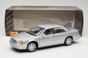 Cadillac DeVille DTS Maisto 1:18 56061 Métal — image 8 sur 8