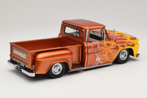 Chevrolet C-10 Stepside Pickup Lowrider Orange avec Flamme Sun Star 1:18 1392 Métal — image 2 sur 6