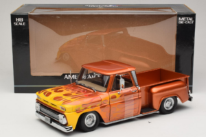 Chevrolet C-10 Stepside Pickup Lowrider Orange avec Flamme Sun Star 1:18 1392 Métal — image 6 sur 6