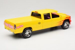 Chevrolet C2500 Silverado Pussy Wagon From Kill Bill Jaune GreenLight 1:18 19015 Métal — image 2 sur 6