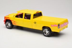 Chevrolet C2500 Silverado Pussy Wagon From Kill Bill Jaune GreenLight 1:18 19015 Métal — image 5 sur 6