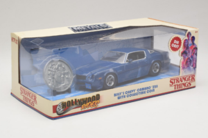 Chevrolet Camaro Z28 Stranger Things With Collectible Coin Metals Diecast 1:24 31110 Métal — image 2 sur 3