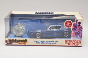 Chevrolet Camaro Z28 Stranger Things With Collectible Coin Metals Diecast 1:24 31110 Métal