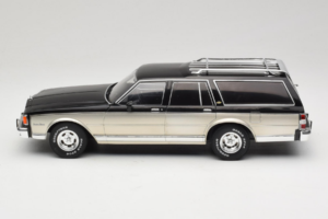 Chevrolet Caprice Estate Wagon Argent & Gris MCG 1:18 MCG18478 Métal — image 3 sur 6
